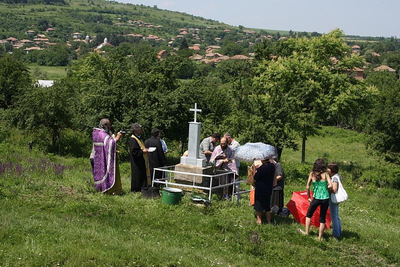 Светата Животворна Троица и Свети дух Кесарево