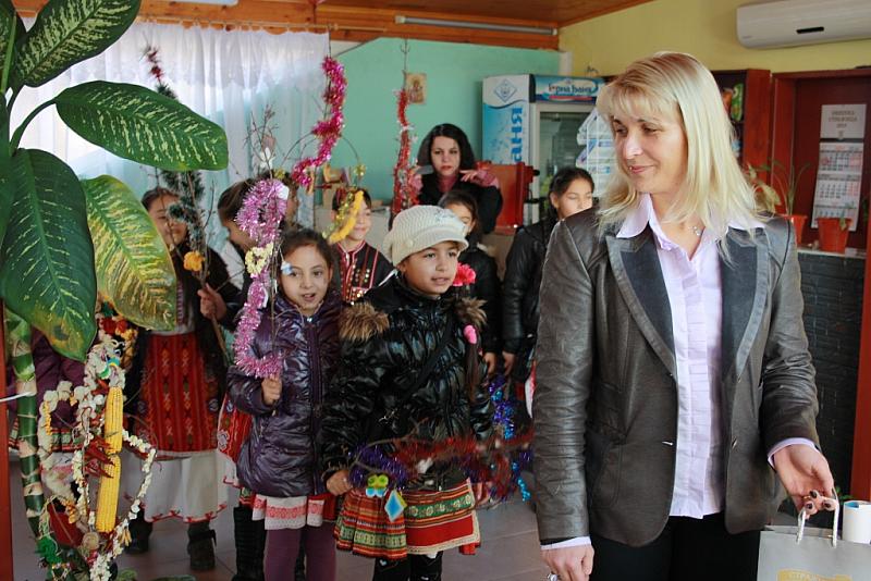 На Василица сурвакари поздравяват кмета на общината инж. Борисова