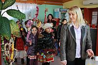 На Василица сурвакари поздравяват кмета на общината инж. Борисова